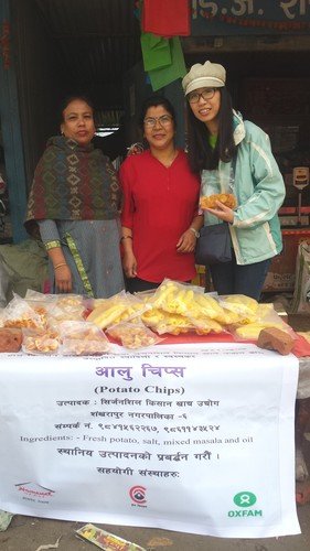 今年再到尼泊尔，李宝琪见証地震后乐施会的生计项目，如何助当地人建立生计。图中的妇女是合作社成员，她们向乐施会申请购入炉具和包装工具，制作香辣炸薯片，增加农产品的价值。（摄影︰乐施会）